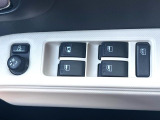 【電動格納ミラー】サイドミラーは電動格納式となっており、狭い駐車場でもキズがつくリスクを抑えられます。