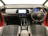 車内は光触媒抗菌消臭施工済です。スタイリッシュなデザインでスポーティなインパネ周りを演出します。グローブボックスやカップホルダーのほかにトレーなどたくさんの収納スペースが付いています。