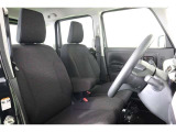 フロントベンチシートだから運転席足元もゆったり、広々快適です♪