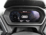 重厚感と安定感があり、同時にダイナミックさも備えるAudiの走り。機能やデザインが革新的なメーター。