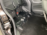 後席の座面をはね上げれば、ベビーカー等も積み込めます。