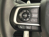 ナビゲーションやオーディオを取り付けた場合に,その操作がハンドルの手元でできるステアリングスイッチが付いてます