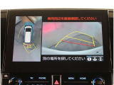 【パノラマモニター】に搭載した4つのカメラにより、車を真上から見ているような映像を表示。運転席から確認しにくい車両周囲の状況を把握できます。