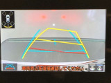 【バックガイドモニター】後方の映像をナビ画面に表示するだけでなく、ステアリング操作に連動して動くガイド線も同時に表示!予想進路の確認をしながら後退できるので便利です!