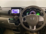 運転席周辺のスマートなレイアウトが、操作のしやすさを実現。快適なドライブをサポートします。パーキングブレーキはフットブレーキタイプです。