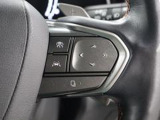 レーダークルーズコントロール(全車速追従機能付)が装備されています。高速道路で定速走行だけでなく、0km/hから約100km/hの広い範囲で先行車との車間距離を適切に保ちながら追従走行ができます。