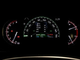 昼間でも見やすいオプティトロンメーターです。ガソリン車は赤いラインを入れることで個性を表現!メーター中央には高精細の大型7インチカラーマルチインフォメーションディスプレイを搭載。