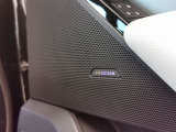 【Meridianサウンドシステム】イギリスの老舗オーディオブランドで音質が良く、ドライブ中の音楽をより一層楽しませてくれます。