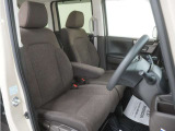 運転席のスペースはゆったりしていて、視界も広く確保されているので普段の運転からロングドライブまで快適です。