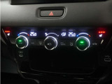 センターコンソールトレーはワイヤレス充電器(Qi(チー)規格)となっており、対応機種を置いておくだけで充電可能です。