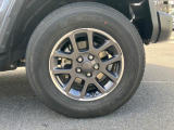 タイヤサイズは25570R18です。