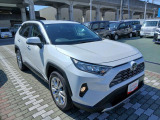 トヨタの中古車には3つの安心をセットにしています。1トヨタ認定検査員による車両状態の評価。2まるまるクリーニングによる内外装のクリーニング。31年間走行距離無制限の安心保証(無料)。