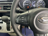 運転中、オーディオの操作をしてて、ハッとしたことはありませんか?ステアリングスイッチは、運転中でもハンドルでオーディオの操作が可能です。安全なドライブをサポートします。
