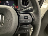 ステアリング右手側に安全運転支援機能のホンダセンシングをコントロールするスイッチ、左手側にオーディオ関連のコントロールスイッチを配置、視線を逸らすことなく運転に集中できます
