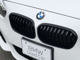 左右のキドニー・グリルの中心にはBMWのエンブレムが鎮座し、個性を放つデザイン性を兼ね備えました。