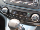エアコンはデュアルオートエアコン装備で、運転席、助手席それぞれ快適な温度で過ごして頂けます。