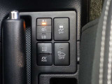 トラクションコントロールが装備されております♪すべりやすい路面での発進時や加速時にタイヤの空転を抑え、駆動力確保に貢献する機能です☆詳細は販売店スタッフまでおたずねください!