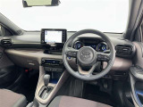 運転席まわりです。 各操作スイッチは使いやすい位置に配置されてます。