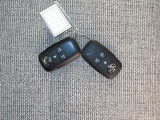 電子キーをポケットやカバンに入れているだけで、ドアの開錠・施錠が行えます。荷物を抱えていてもラクラク開閉です。エンジン始動も行えます。