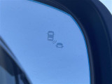 【ブラインドスポットインフォメーション】走行中、斜め後ろに他のクルマを検知すると、その方向のドアミラー鏡面上にマークを表示しお知らせします!危険をいち早く知ることができます。