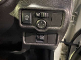 【アイドリングストップ】信号待ち等で、停車させると自動的にエンジンを停止し、再び走行するときは自動的にエンジンを始動することで、排気ガスの発生や騒音を抑制するとともに燃費を向上。キャンセルも出来ます。