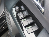 パワーウィンドウは運転席のスイッチのみオート機能も装備!お子様が一緒の時も安心のウィンドウロック付き♪更にドアミラーは電動式の角度調整&格納機能付きなので狭い所で大活躍!