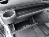 カップホルダーは運転席や助手席からちょうど手の届く位置です!!