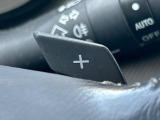 【パドルシフト】ハンドルから手を離さずに素早くシフトアップ&ダウンができるので、エンジンブレーキを使う下り坂や高速道路の合流で加速したい場面で役立ちます。