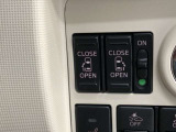 【両側電動スライドドア】です。小さいお子様やご年配の方も、簡単にドアの開閉ができます。また左右の行き来やスペースの狭い所でも安心して乗降できるので便利です。