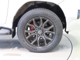 純正のアルミホイール装着車です。タイヤサイズは265/60R18です。