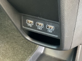 USBチャージャー搭載。スマートフォンなどの充電にとっても便利です。