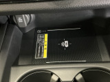 ワイヤレス充電器ついてます!スマートフォンを置くだけで充電可能。ケーブルをつなぐ煩わしさがありません。