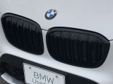 左右のキドニー・グリルの中心にはBMWのエンブレムが鎮座し、個性を放つデザイン性を兼ね備えました。