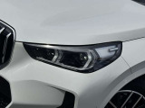 LEDヘッドライト。先進のLEDテクノロジーを採用。照射される白色光の周波特性は太陽に近く、バイキセノンヘッドライトを上回るコントラストでさらに明るく輝きます。悪天候の日でも優れた視認性を発揮します。