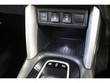 データ転送/給電用のUSBが装備されています。車内にあると便利なアイテムのひとつですね!充電中のスマホなどの置き場に便利なポケットも備えています。