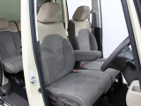 【運転席】運転席まわりには十分なスペースがあり、大柄な方でもゆったり運転していただける環境です。