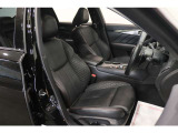 【運転席】ブラック基調のインテリアにレザーシート(合皮※メーカー基準)。シートリフターで座面の高さを調整可能です。シートヒーター・フロアマット付です。