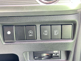 各種機能のボタンがあります。もちろん運転席からの操作も可能。スマートに使いこなしてください。