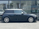 国道246号線沿い、南町田グランベリーパーク駅すぐ。MINI NEXT 東名横浜/〒194-0004 東京都町田市鶴間5-18-1/TEL:042-788-8027