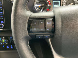 運転中、オーディオの操作をしてて、ハッとしたことはありませんか?ステアリングスイッチは、運転中でもハンドルでオーディオの操作が可能です。安全なドライブをサポートします。