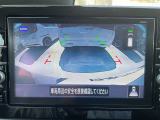 ギアを『R』に入れた後、カメラボタンを2回押すと、後方の映像をナビ画面にうつしてくれるので、駐車がし易くなります。