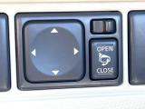 【電動格納ミラー】サイドミラーは電動格納式となっており、狭い駐車場でもキズがつくリスクを抑えられます。