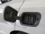 急速充電は、商業施設など外出先の公共の充電ステーションでご利用いただけます。CHAdeMO規格に準拠した150kWの急速充電器を使用した場合、充電率10%から80%まで、約32分で充電できます。