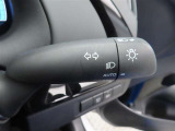 スイッチをオートに設定しておけば、車外の明るさに応じて自動的にヘッドランプを点灯・消灯します。夕暮れ時やトンネルの続く山道などを走行する時に便利なコンライトを装備しています。