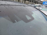 全てのクルマに車両検査証がついています。中古車オークション業界で確立された公正な基準を採用しています。トヨタ自動車によって、修復歴や状態を正しく判断できると認定された車両検査員が、1台1台検査し点数と