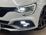 ●LEDヘッドライト:夜間走行時も良好な視界を確保し安心して運転できる高輝度LEDヘッドライトを装備!点灯速度が早く、消費電力も抑えられています。
