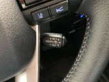 前方の車との車間を設定し、スピードを上げたり緩めたりを自動で行ってくれる追尾式の「レーダークルーズ」。上級装備の一つです!高級車にしかつかない嬉しい機能です。