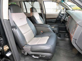 5.9L Magnum V8エンジン/RT専用チュ-ニング/RT専用装備多数/専用17AW(クロ-ム)/専用スポ-ツデュアルマフラ-/専用スポ-ツサスペンション/専用モノト-ンスポ-ツスタイル/専用ツ-トンインテリア/専用エンブレム