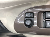 電動格納式ドアミラー付き。駐車場へ停めた時に、ボタン一つで左右のドアミラーをたたむ事ができます。