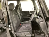 女性でも運転がしやすいように、シートの高さ調整機能(シートリフター)がついています。運転席と助手席の間が空いている為、助手席側への移動がスムーズです。交通量の多い道でも助手席側から乗り降りができます。
